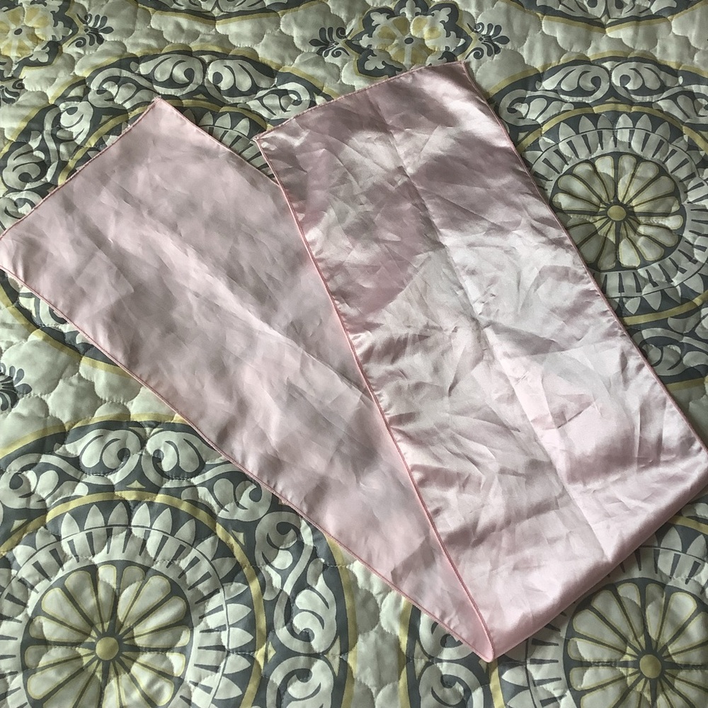 3/$15 🛍️ Pink girls shawl - satin type material - formal - dress up pretend